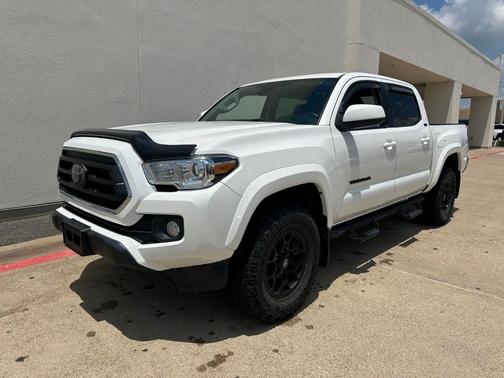 White 2022 Toyota Tacoma SR5