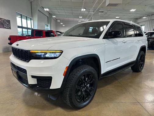 Bright White Clearcoat 2023 Jeep Grand Cherokee L Laredo