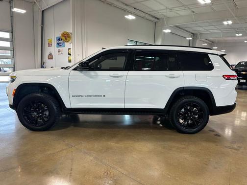 Bright White Clearcoat 2023 Jeep Grand Cherokee L Laredo