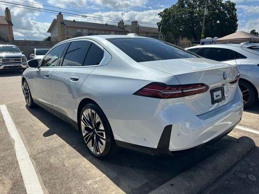 Mineral White Metallic 2024 BMW 530 i