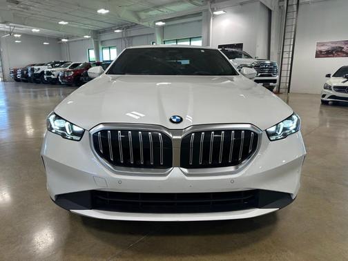 Mineral White Metallic 2024 BMW 530 i