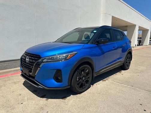 2 Tone Blue / Black 2023 Nissan Kicks SR