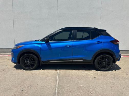 2 Tone Blue / Black 2023 Nissan Kicks SR