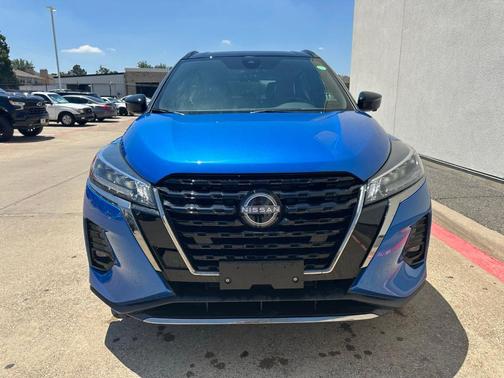 2 Tone Blue / Black 2023 Nissan Kicks SR