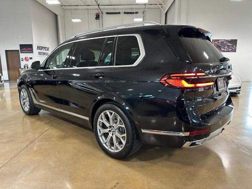 Black Sapphire Metallic 2023 BMW X7 xDrive40i