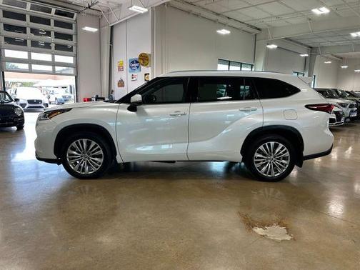 Pearl 2024 Toyota Highlander Platinum