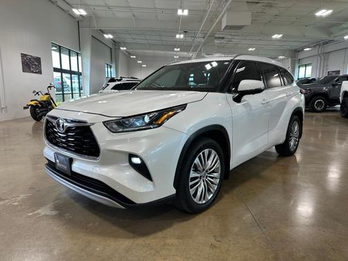 Pearl 2024 Toyota Highlander Platinum