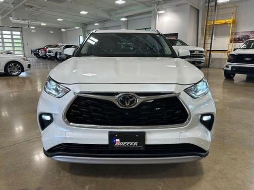 Pearl 2024 Toyota Highlander Platinum