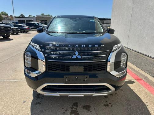 Black 2024 Mitsubishi Outlander SE
