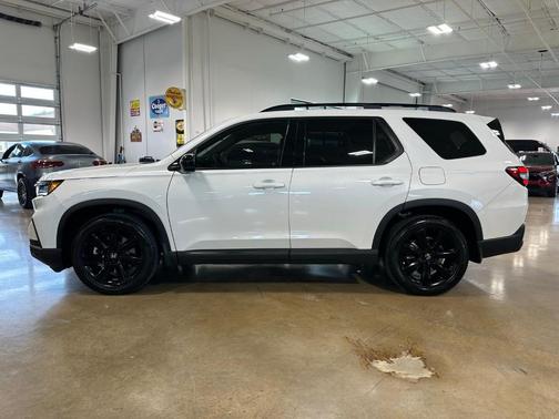 Platinum White Pearl 2025 Honda Pilot Black Edition