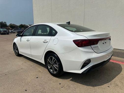 Snow White Pearl 2023 Kia Forte LXS