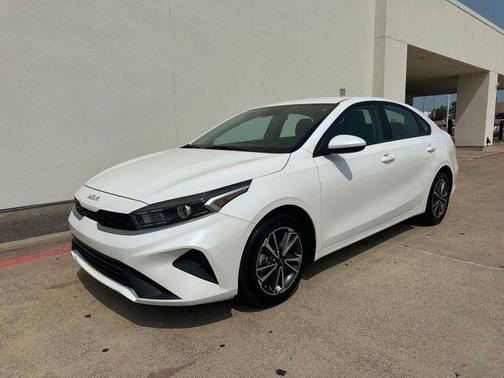 Snow White Pearl 2023 Kia Forte LXS