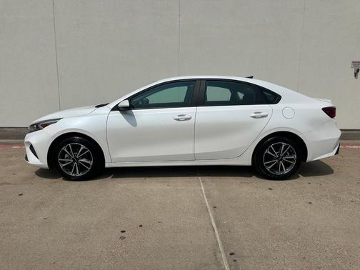 Snow White Pearl 2023 Kia Forte LXS