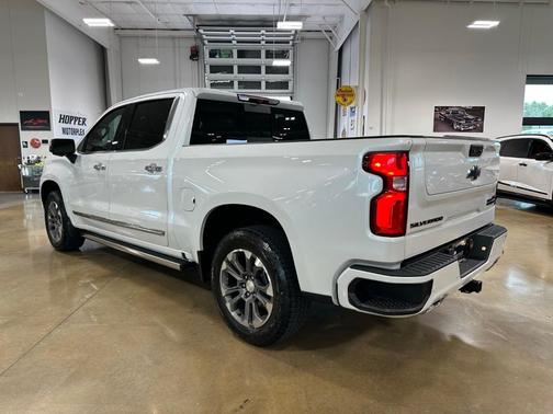 Iridescent Pearl Tricoat 2022 Chevrolet Silverado 1500 High Country