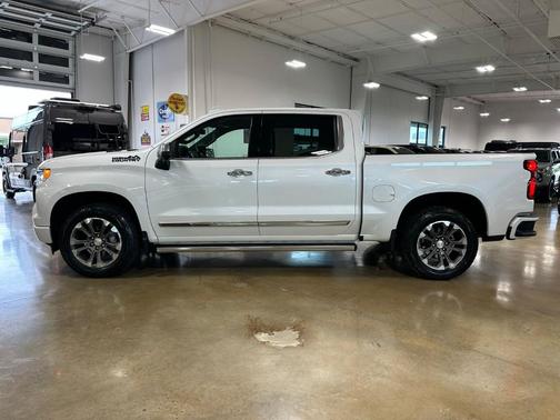 Iridescent Pearl Tricoat 2022 Chevrolet Silverado 1500 High Country