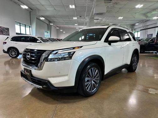 White 2024 Nissan Pathfinder SL