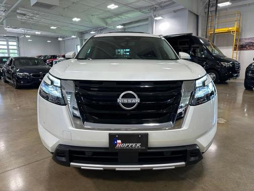 White 2024 Nissan Pathfinder SL