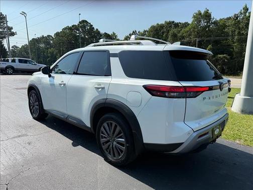 White 2023 Nissan Pathfinder SL