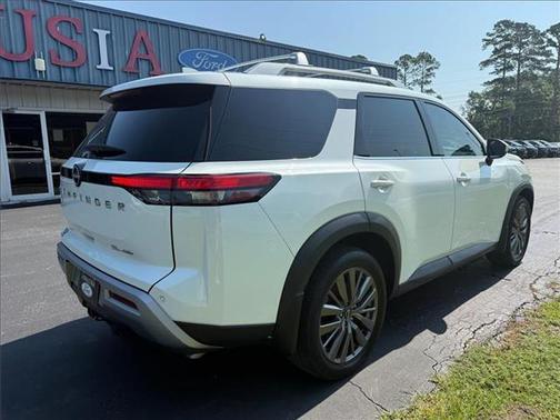 White 2023 Nissan Pathfinder SL
