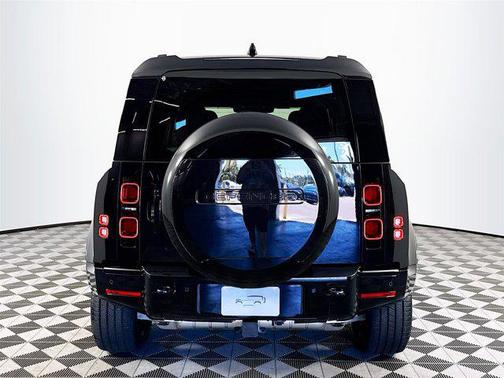 2025 Land Rover Defender P400 X-Dynamic SE