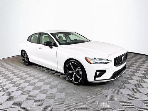 2024 Volvo S60 B5 Plus Dark Theme