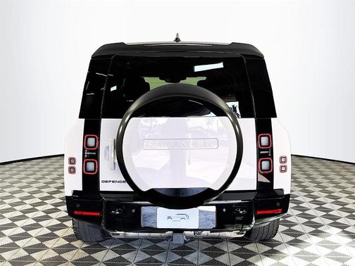 2026 Land Rover Defender 130 X-Dynamic SE