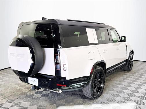 2026 Land Rover Defender 130 X-Dynamic SE