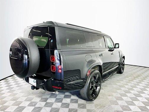 2025 Land Rover Defender P400 X-Dynamic SE