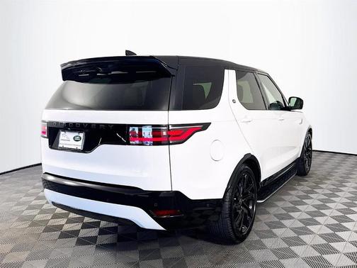 2025 Land Rover Discovery P300 Dynamic SE