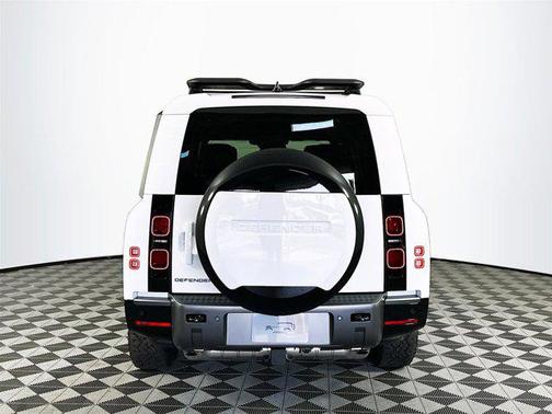 2024 Land Rover Defender P400 Outbound