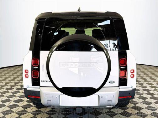 2023 Land Rover Defender SE