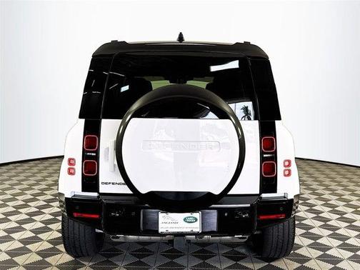 2024 Land Rover Defender P400 X-Dynamic SE