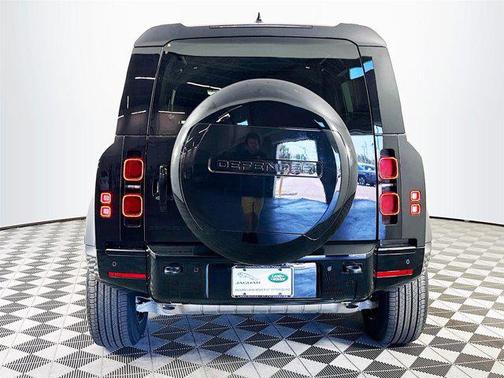 2025 Land Rover Defender P400 X-Dynamic SE