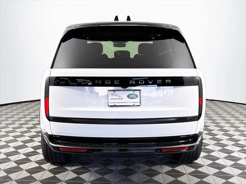 2025 Land Rover Range Rover P550e SE