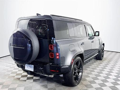 2025 Land Rover Defender P400 X-Dynamic SE