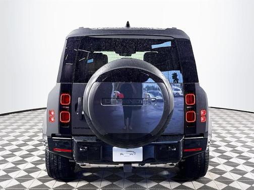 2025 Land Rover Defender P400 X-Dynamic SE