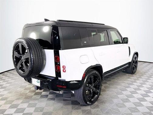 2024 Land Rover Defender P400 X-Dynamic SE