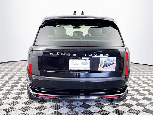 2025 Land Rover Range Rover P550e SE