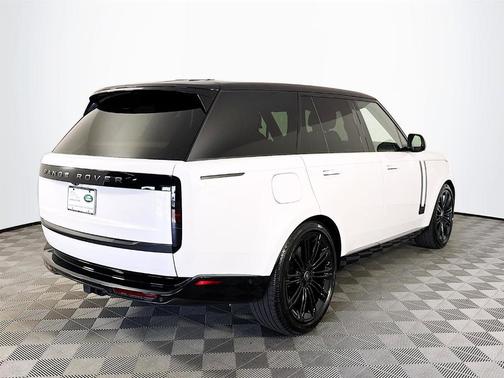 2025 Land Rover Range Rover P530 SE