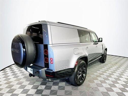 2024 Land Rover Defender P400 Outbound