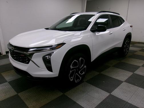 Summit White 2026 Chevrolet Trax FWD 2RS