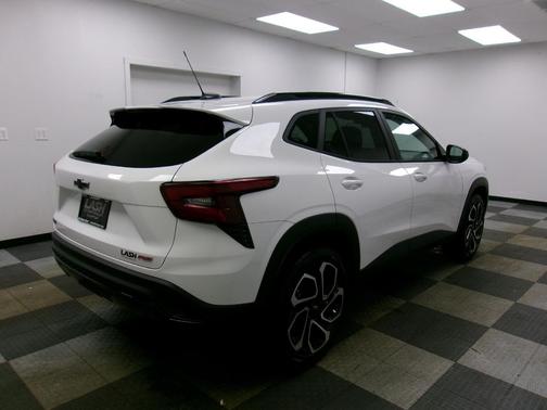 Summit White 2026 Chevrolet Trax FWD 2RS