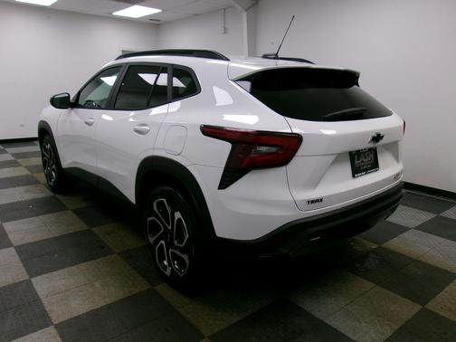 Summit White 2026 Chevrolet Trax FWD 2RS
