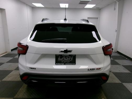 Summit White 2026 Chevrolet Trax FWD 2RS