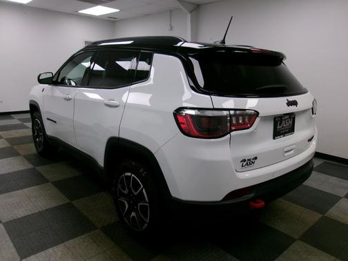 Bright White Clearcoat 2025 Jeep Compass Trailhawk