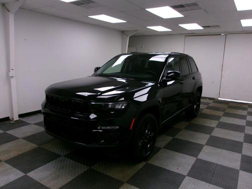 Diamond Black Crystal Pearlcoat 2023 Jeep Grand Cherokee Limited
