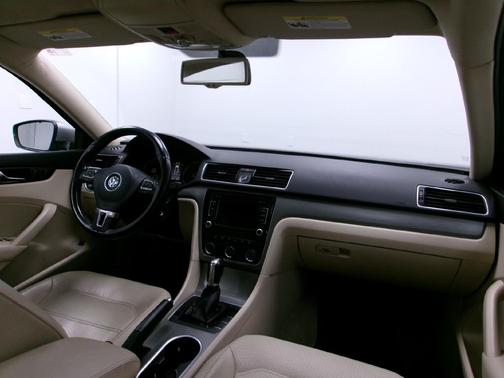 2014 Volkswagen Passat 1.8T Auto SE w/Sunroof & Nav