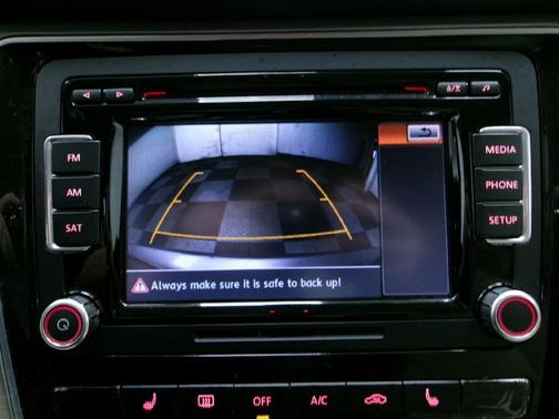 2014 Volkswagen Passat 1.8T Auto SE w/Sunroof & Nav