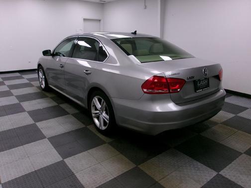 2014 Volkswagen Passat 1.8T Auto SE w/Sunroof & Nav