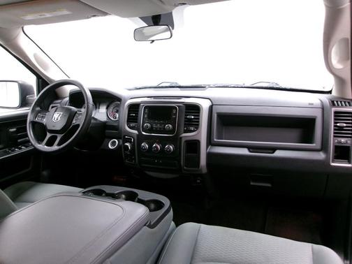 Brilliant Black Crystal Pearlcoat 2017 RAM 1500 Express